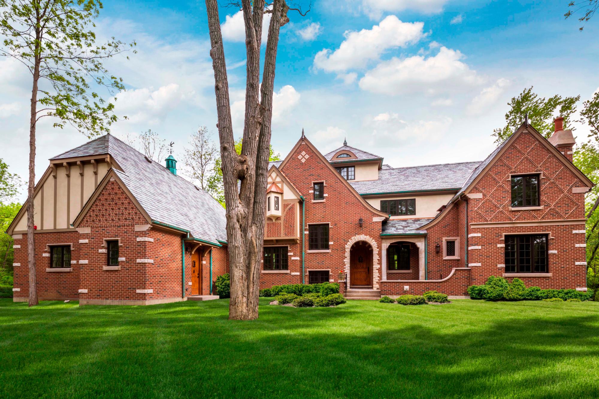 Exterior photo of the Makicello Residence's lawn and the home itself