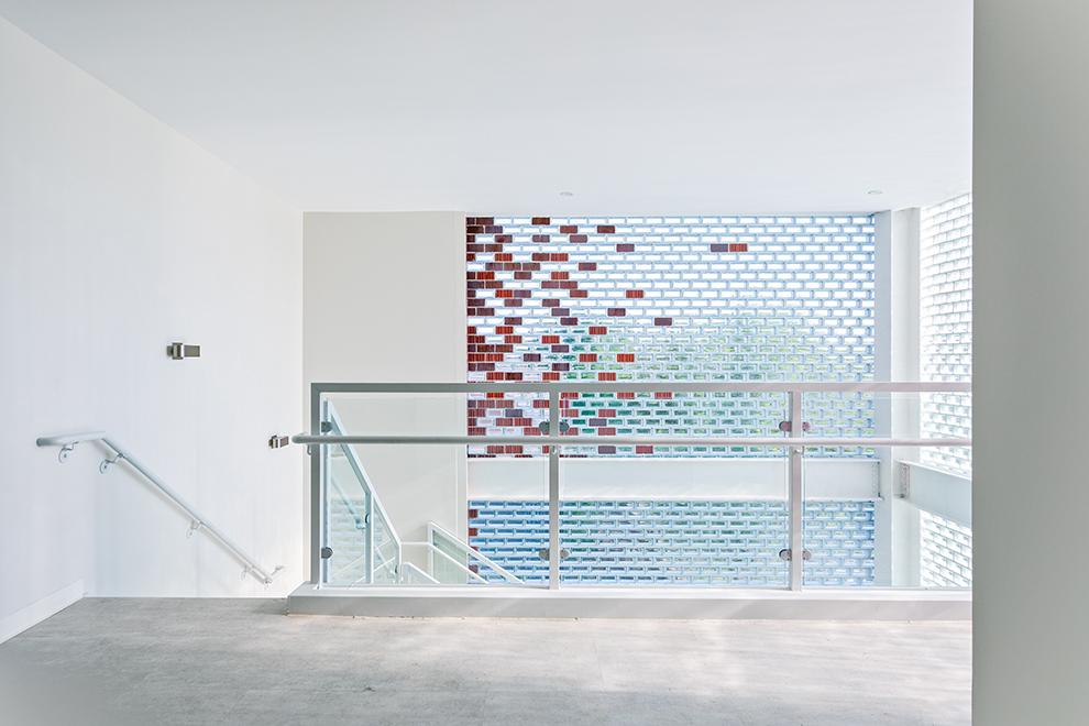 White and red bricks decorate the stairwell of the Enlace