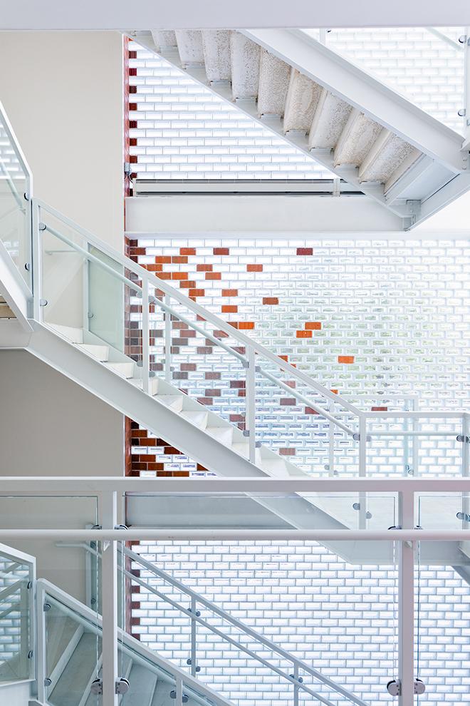 White and red bricks decorate the stairwell of the Enlace